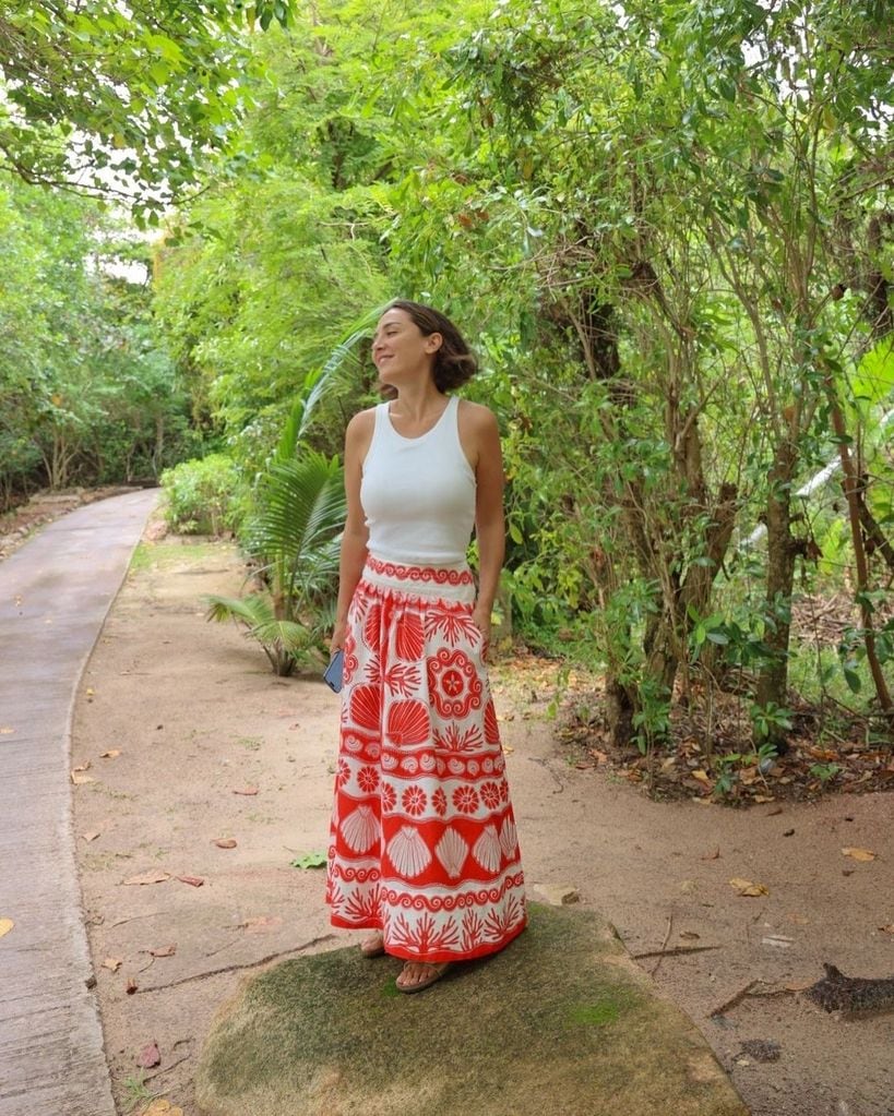 Tamara Falcó en Seychelles con falda estampada