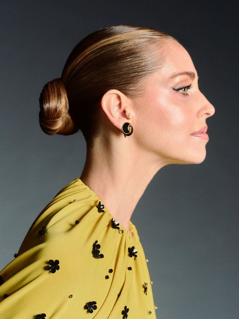 Chiara Ferragni foto perfil moño bajo maquillaje luminoso