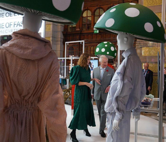 Stella McCartney y el príncipe Carlos pasean por la exposición