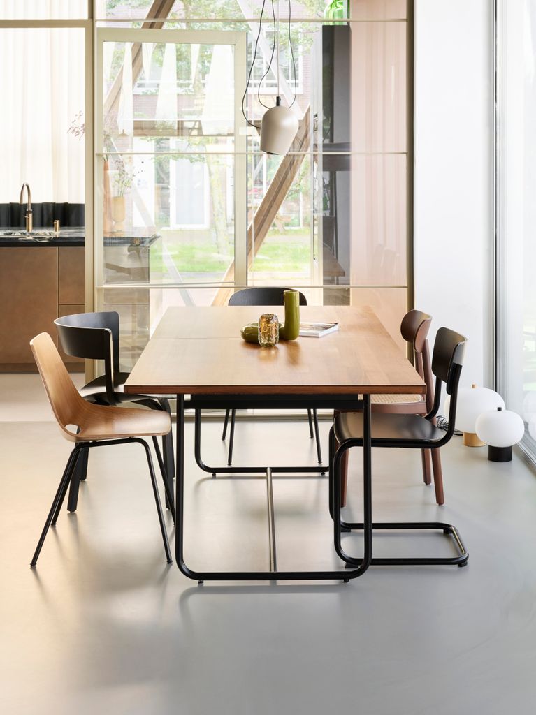 Mesa de comedor con sillas diferentes