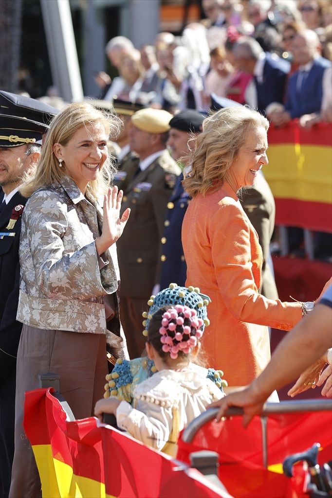 Las infantas Elena y Cristina en el izado de la bandera en Torrejón de Ardoz