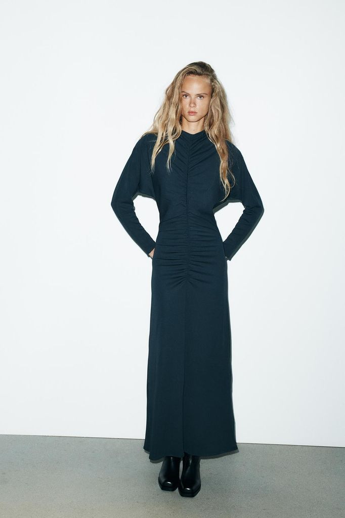 Vestido de invitada de invierno de Zara de crepé y drapeado en azul noche