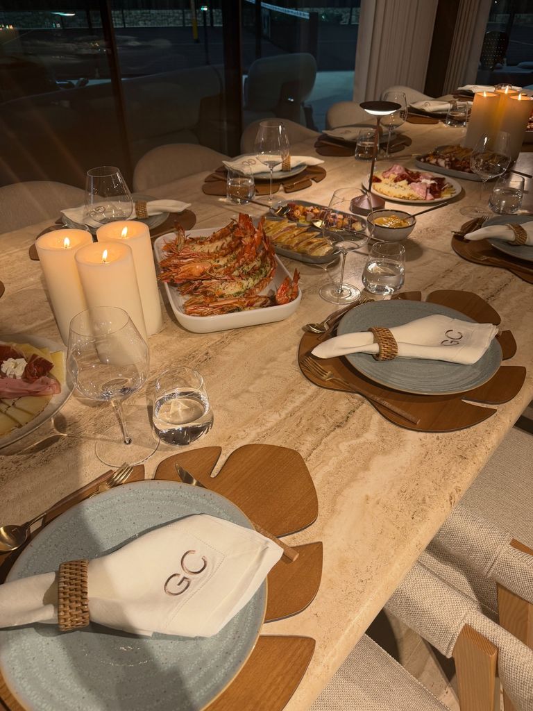 La mesa con servilletas personalizadas con las iniciales de Georgina y Cristiano