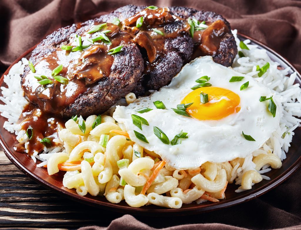 El ¡Moco Loco¡ es uno de los plate lunch más representativos de Hawái. Se compone de arroz, hamburguesa con salsa gravy, huevo frito y la Macaroni salad.