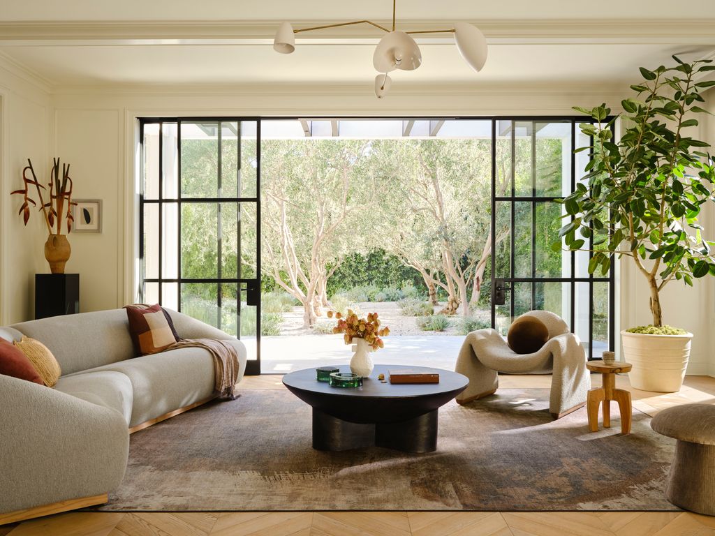 Salón con muebles de formas orgánicas