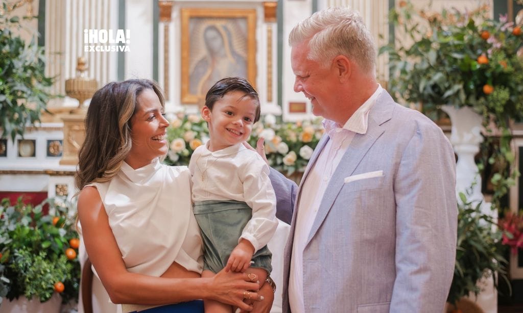 Alexander con sus padrinos; Alexandra Elbittar y Mathias Krull.