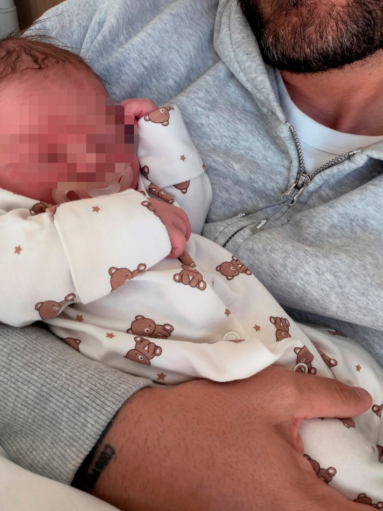 Covadonga, recién nacida, en brazos de su padre