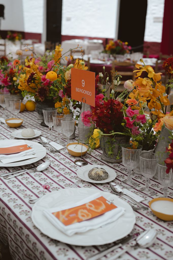 Decoración de mesas de boda frutas y flores manteles estampados