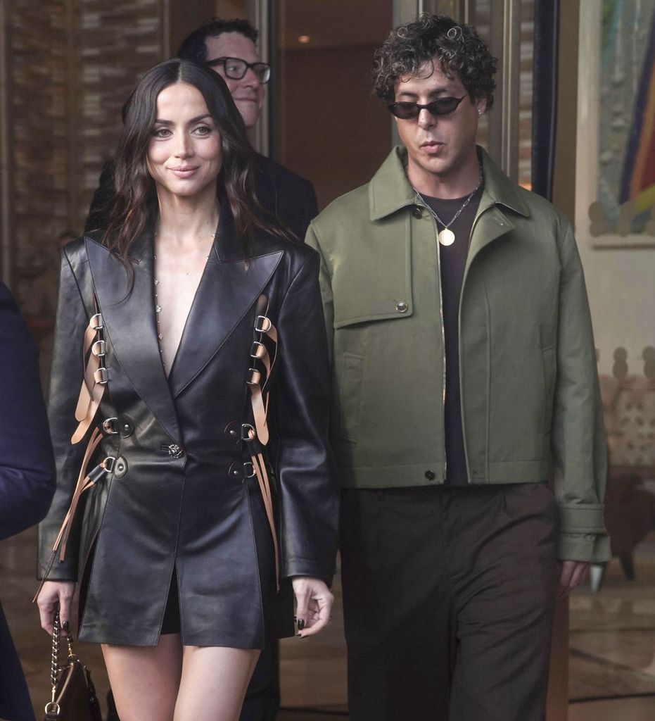 Ana de Armas y Beto Montenegro acapararon las miradas al salir de su hotel en París.