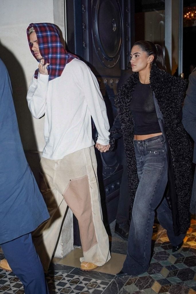 Romeo Beckham y Kim Turnbull fueron fotografiados saliendo del icónico Hotel Costes de París.