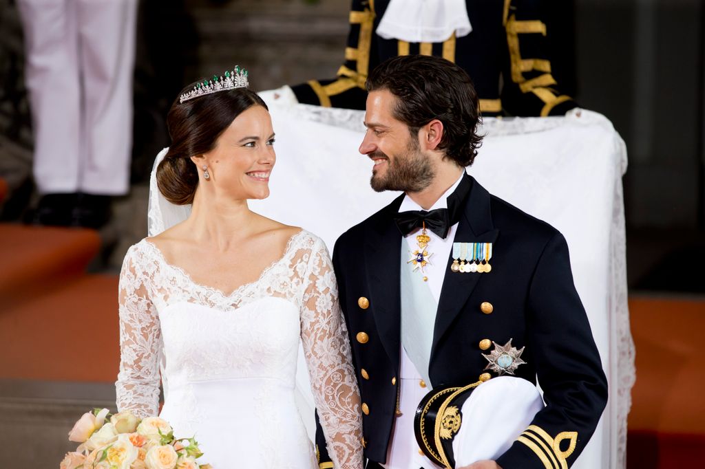 Vestido de novia Sofía de Suecia en su boda con príncipe Carlos Felipe joyas