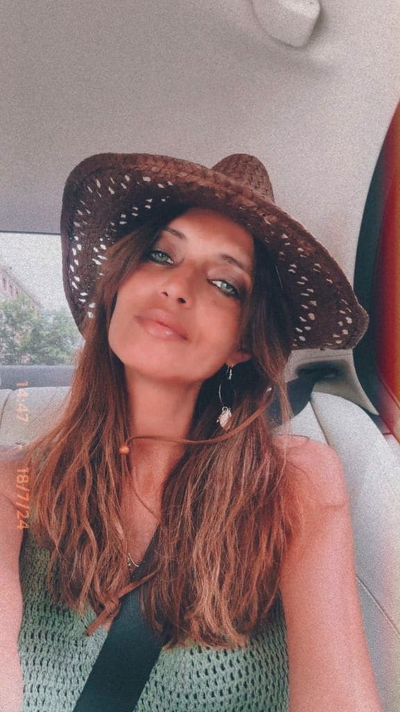 Sara Carbonero con gorro y vestido de punto calado