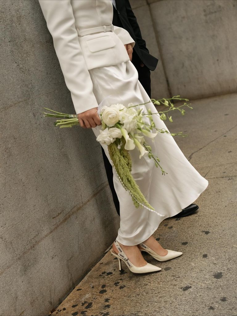 Ramos de novia de ranúnculos para primavera con cascada