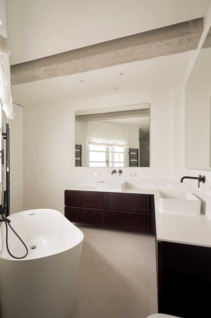 Baño moderno en blanco y negro