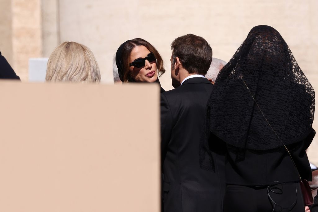 Rania de Jordania saluda a Emmanuel Macron y Birgitte Macron