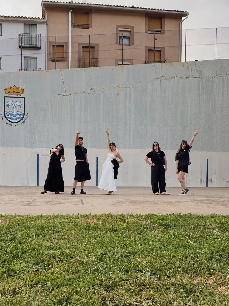 Andrea Duro, de blanco, en su despedida de soltera