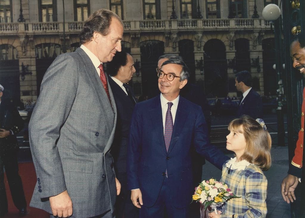 
Con SM el Rey y Alejandra, hija de Rafael, en la reunión de la Academia Internacional de Gastronomía en el Casino de Madrid, esperando la llegada de la Reina Doña Sofía.
