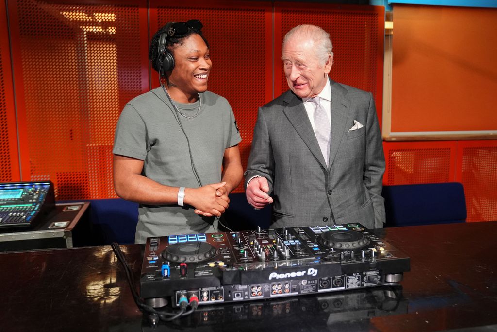 El Rey usando la mesa de mezclas como un DJ más