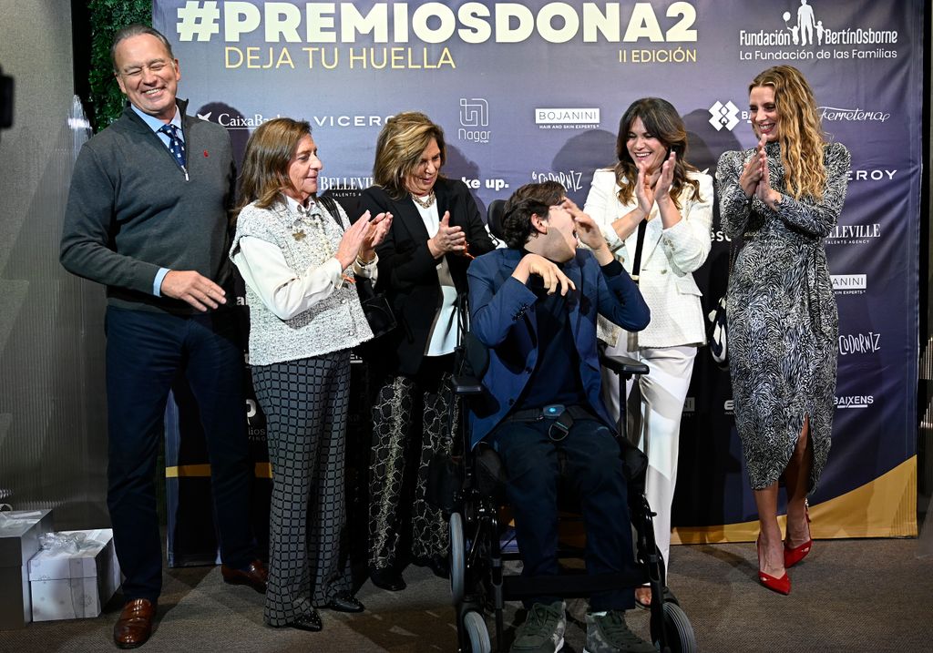 Kike Osborne y su familia posando divertidos en el photocall