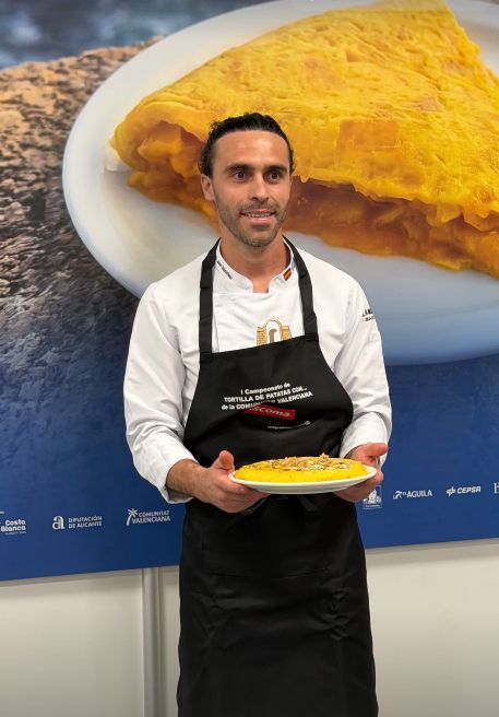 El cocinero Pedro Juan Sánchez, del restaurante La Muralla, posa con su tortilla ganadora. 