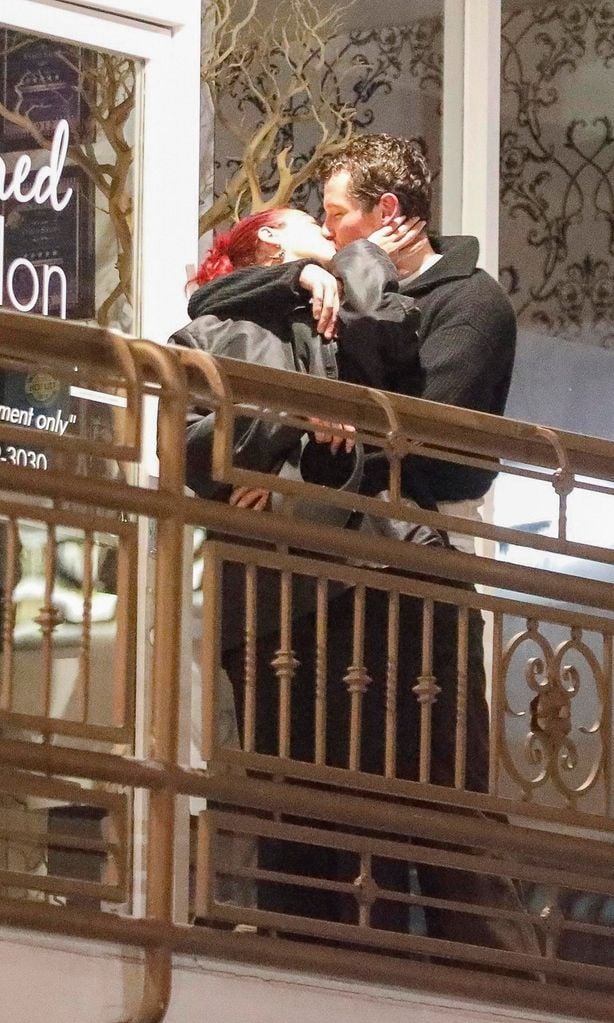 dua lipa y callum turner beso
