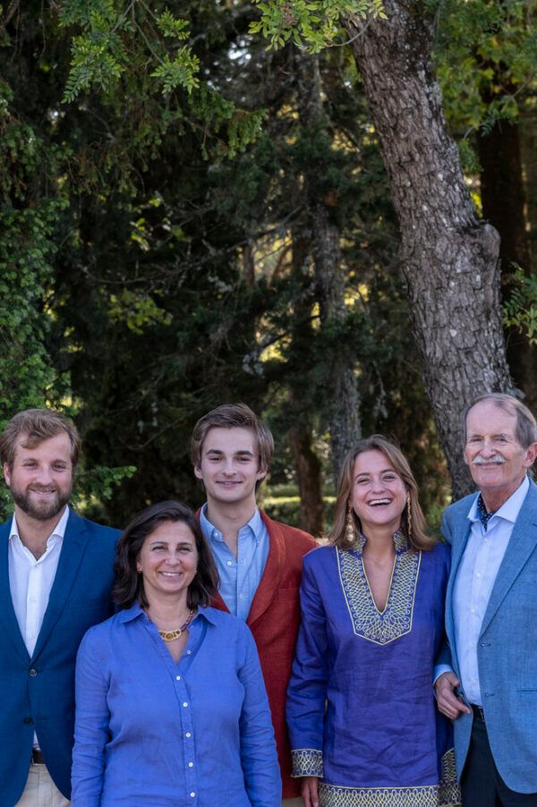 Dom Duarte Pío de Braganza, jefe de la Casa Real portuguesa, junto a su esposa, Isabel de Heredia, y sus tres hijos: Alfonso, príncipe de Beira; María Francisca, duquesa de Coímbra; y Dionisio, duque de Oporto