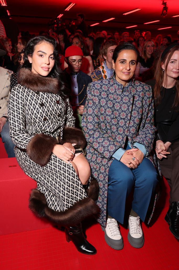 En marzo de 2025, la jequesa Al Mayassa fue captada junto a Georgina Rodríguez en el front row del desfile de Valentino en el Paris Fashion Week.