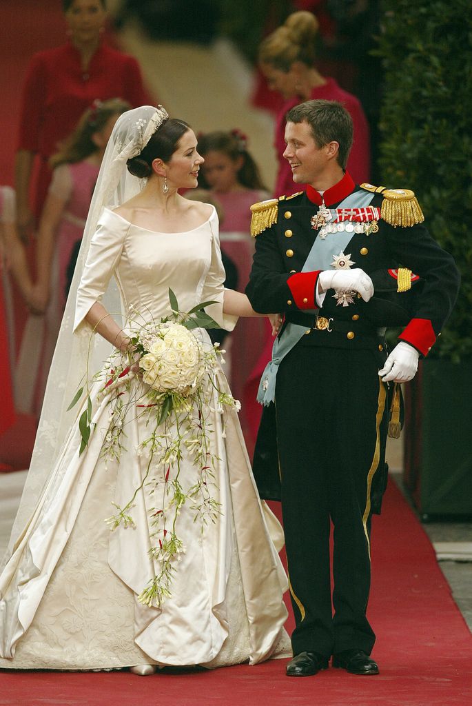 Recordamos el romántico traje nupcial de Mary de Dinamarca 20 años después