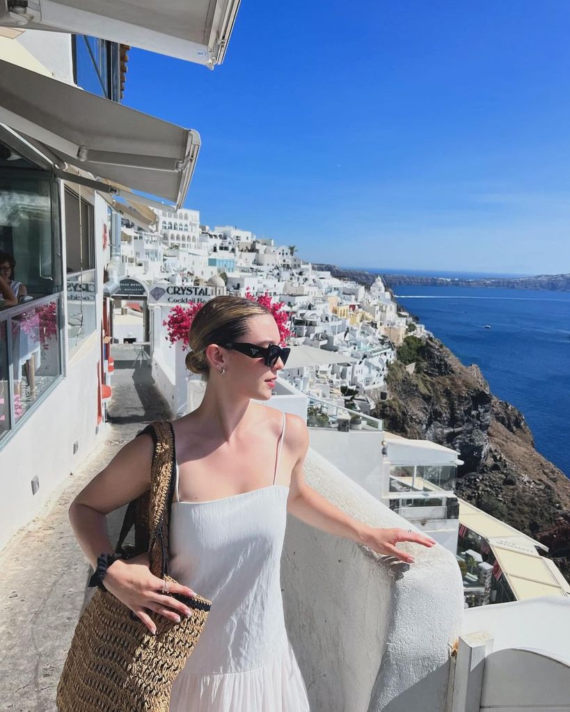 Mía también posó en solitario con Santorini como fondo