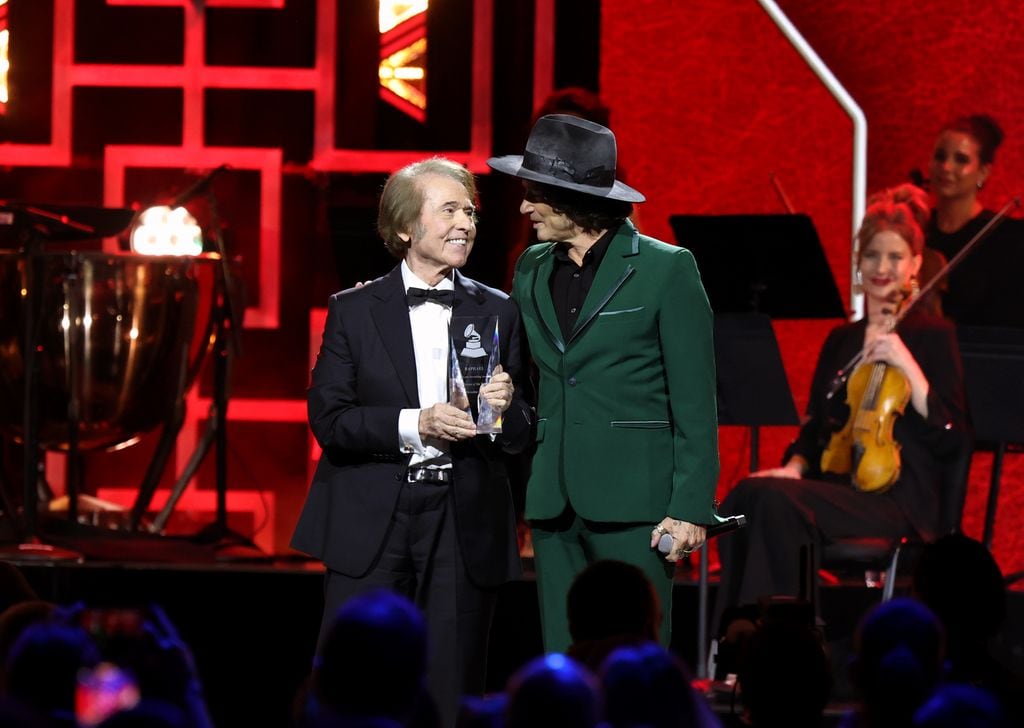 Raphael accepts y Enrique Bunbury sobre el escenario