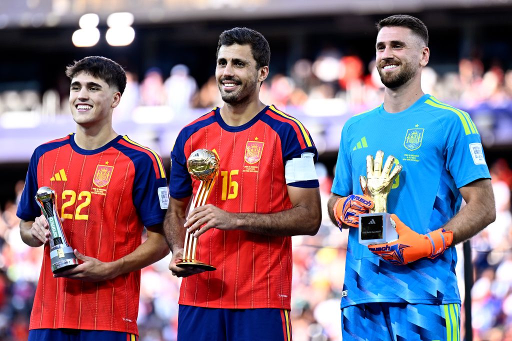 Pau Cubarsí, Rodri y Unai Simón con sus respectivos trofeos