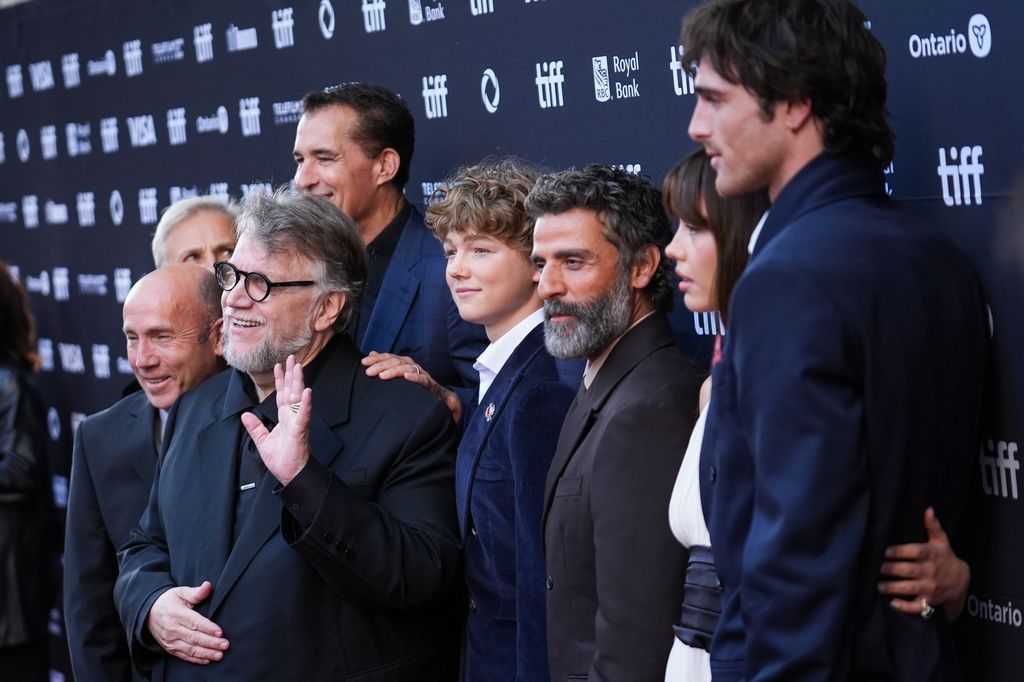 Guillermo del Toro, Oscar Isaac, Jacob Elordi, Christian Convery y Mia Goth en el estreno de 'Frankenstein' 