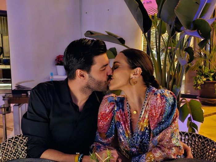 Paula Echevarría y Miguel Torres se dan un beso 