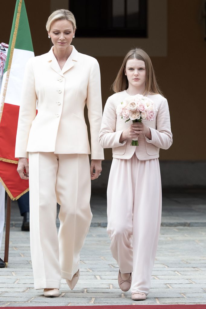 Charlene de Mónaco y su hija Gabriella durante la visita del presidente de la República italiana