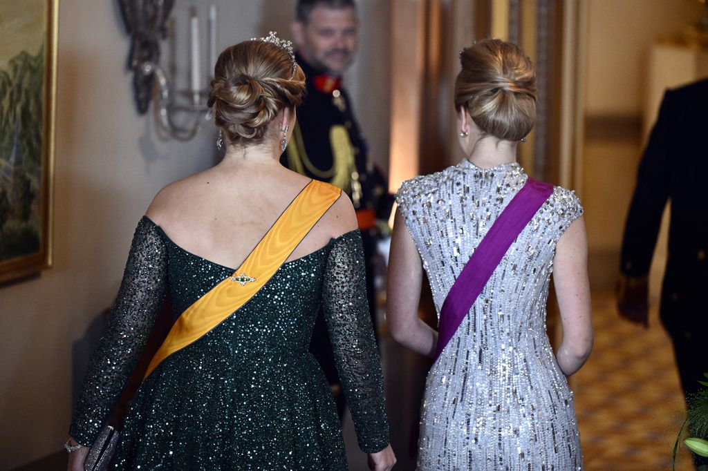 Amalia de Holanda y Elisabeth de Bélgica en la cena de gala tras la abdicación del Gran Duque de Luxemburgo
