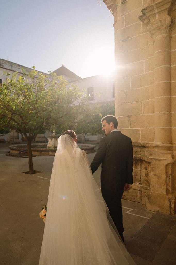 Blanca con vestido desmontable y velo de Ana Herrero de Tejada