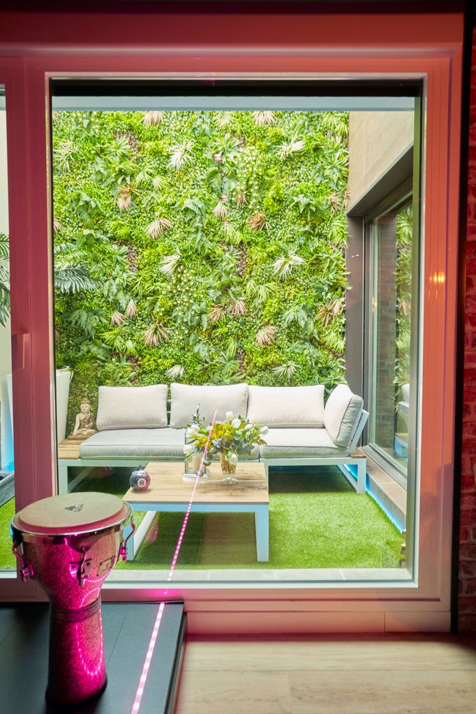 Un patio interior con jardín vertical en la casa de David Bustamante
