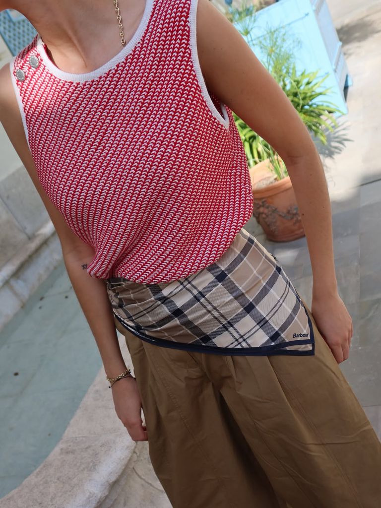 El truco de estilo de Victoria Federica con pañuelo estampado a la cintura