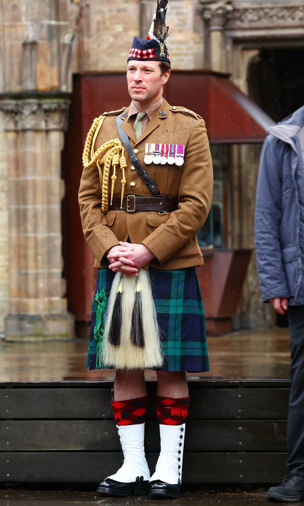 El teniente coronel Johnny Thompson acompaña al rey Carlos III durante una ceremonia de colocación de coronas en el memorial de San Nikolai, en Hamburgo, el 31 de marzo de 2023