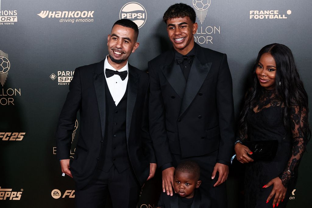 Lamine Yamal junto a sus padres, Mounir Nasraoui y Sheila Ebana, así como su hermano Keyne.