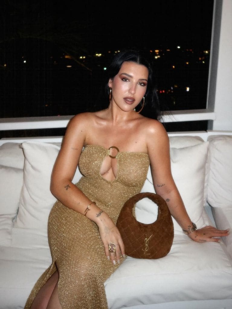 Alba Díaz con vestido dorado en St. Barths.