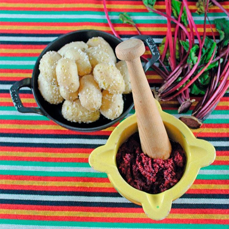 Papas arrugadas con mojo de remolacha