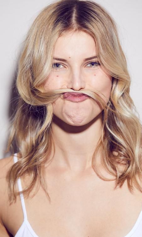 Chica rubia juega con su cabello
