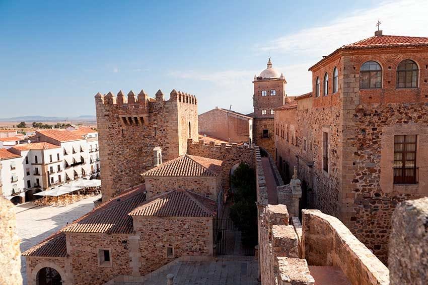 Muralla y panorámica de la plaza Mayor de Cáceres