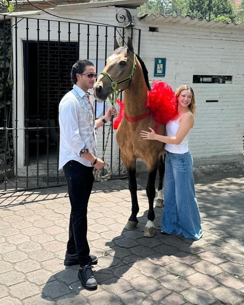 Como regalo por su primer año de amor, Tarik le regaló un caballo a Mía