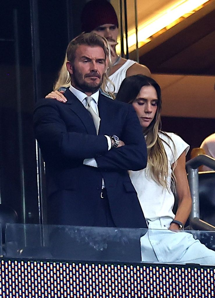 David Beckham es consolado por su esposa Victoria después de que Inglaterra perdiera frente a Argentina en las semifinales del Mundial