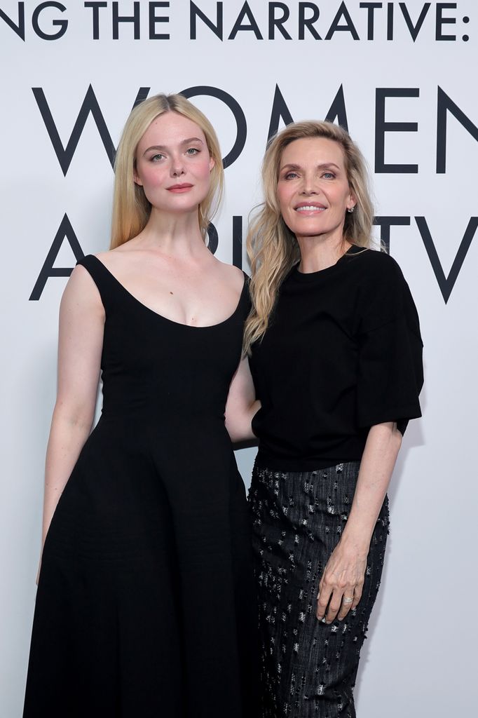 Las actrices muestran complicidad en su paso por la alfombra roja.