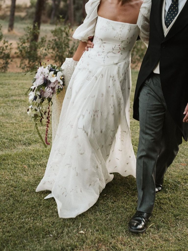 Un vestido de novia con flores pintadas a mano de From Lista With Love