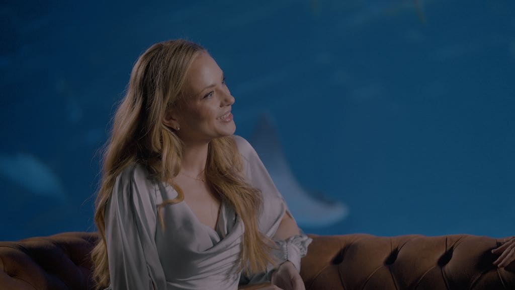 Risto se sienta con su pareja Laia Grassi, experta en IA, en ‘Viajando con Chester’