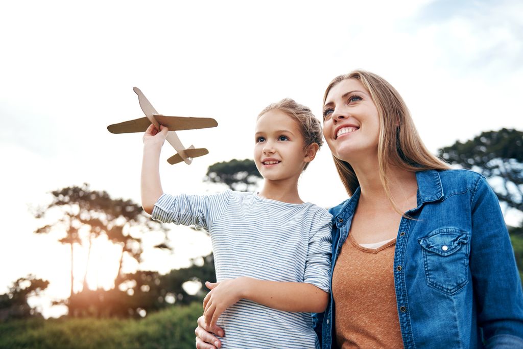 madre e hija jugando al aire libre